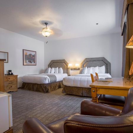 Table Mountain Inn Golden Bagian luar foto