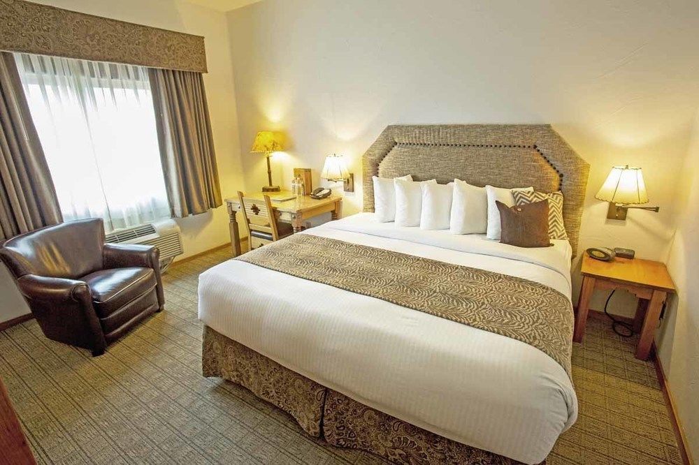 Table Mountain Inn Golden Bagian luar foto